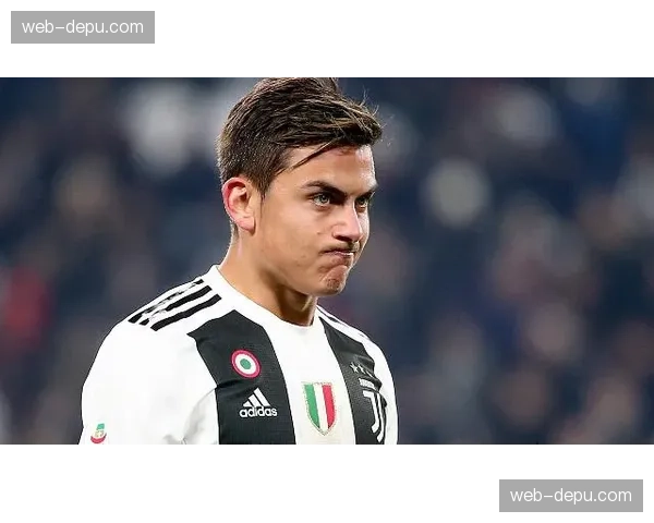 特写：迪巴拉任意球破门后，指向天空告慰近日离世的祖父