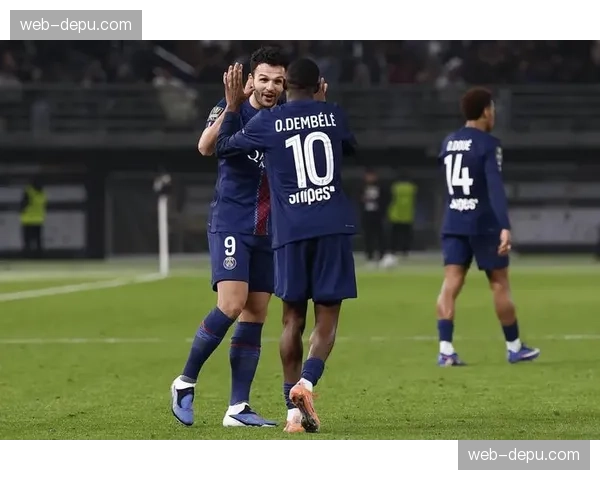 巴黎圣日耳曼官方宣布，中场核心维蒂尼亚因腿筋伤势将缺阵四周