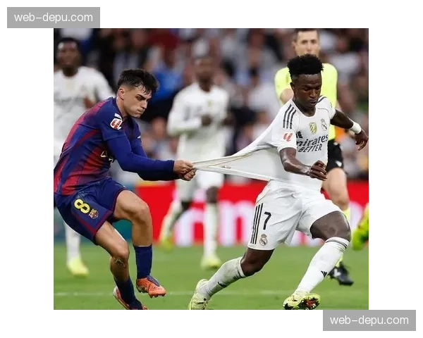 更衣室领袖的另一面：特写皇马中场巴尔韦德在训练中指导年轻队友进行压迫协同